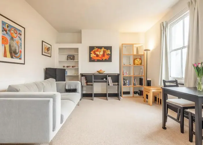 Bright & Airy Central Flat - Pass The Keys