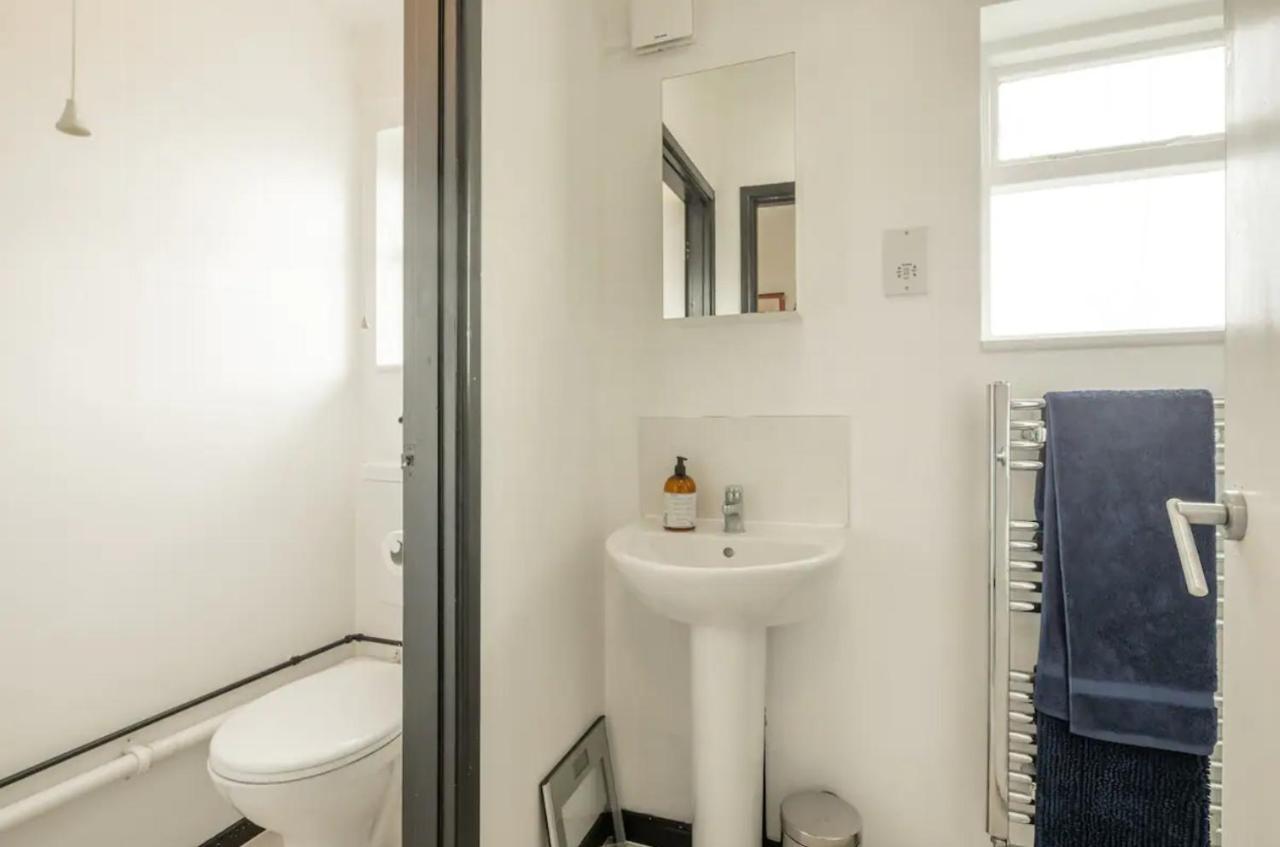 Bright & Airy Flat - Pass The Keys Apartment